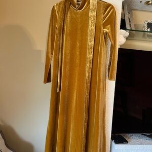 Chic Gold Velvet Long Sleeve Dress